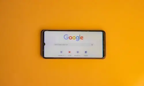Google Search engine interface on a mobile device by the best freelance digital marketing consultant in Ernakulam.